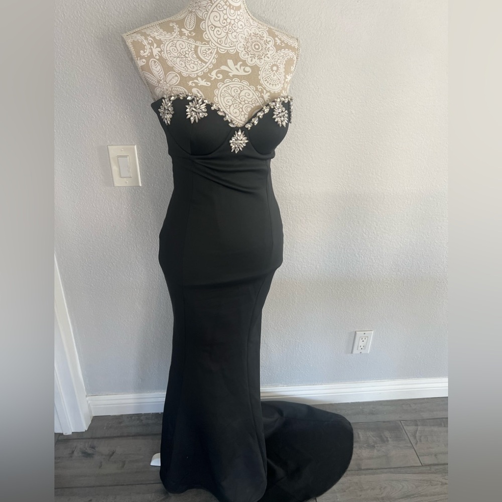 Elegant Black Strapless Prom Dress with Embellishments